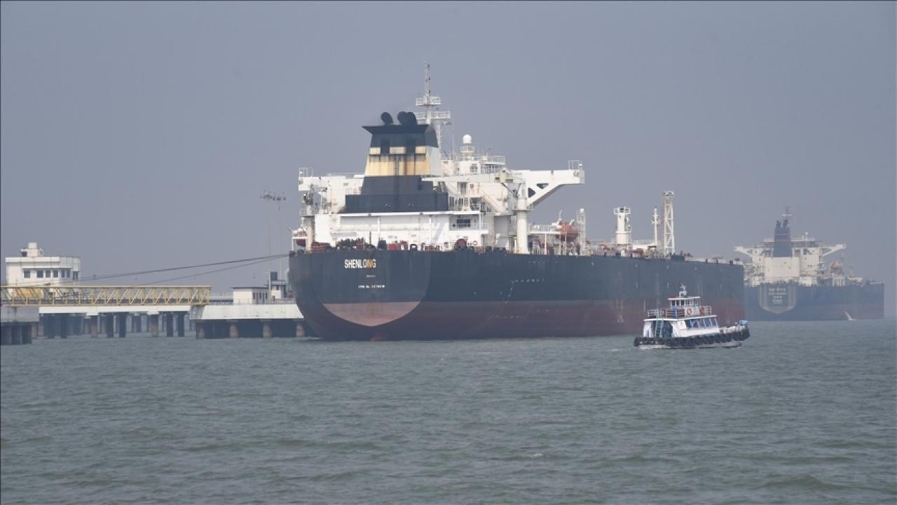 Hürmüz Boğazı'nda tanker mayına çarptı: Patlama meydana geldi