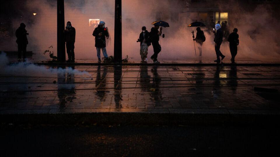 Sarı Yelekliler sokağa çıkıyor! Paris'te gece yasağı