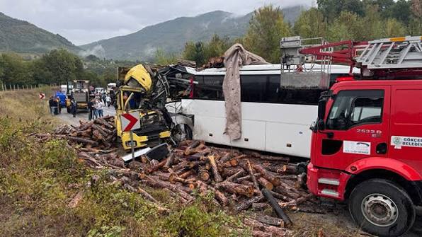 Zonguldak'ta el freni unutulan kamyonet devrildi