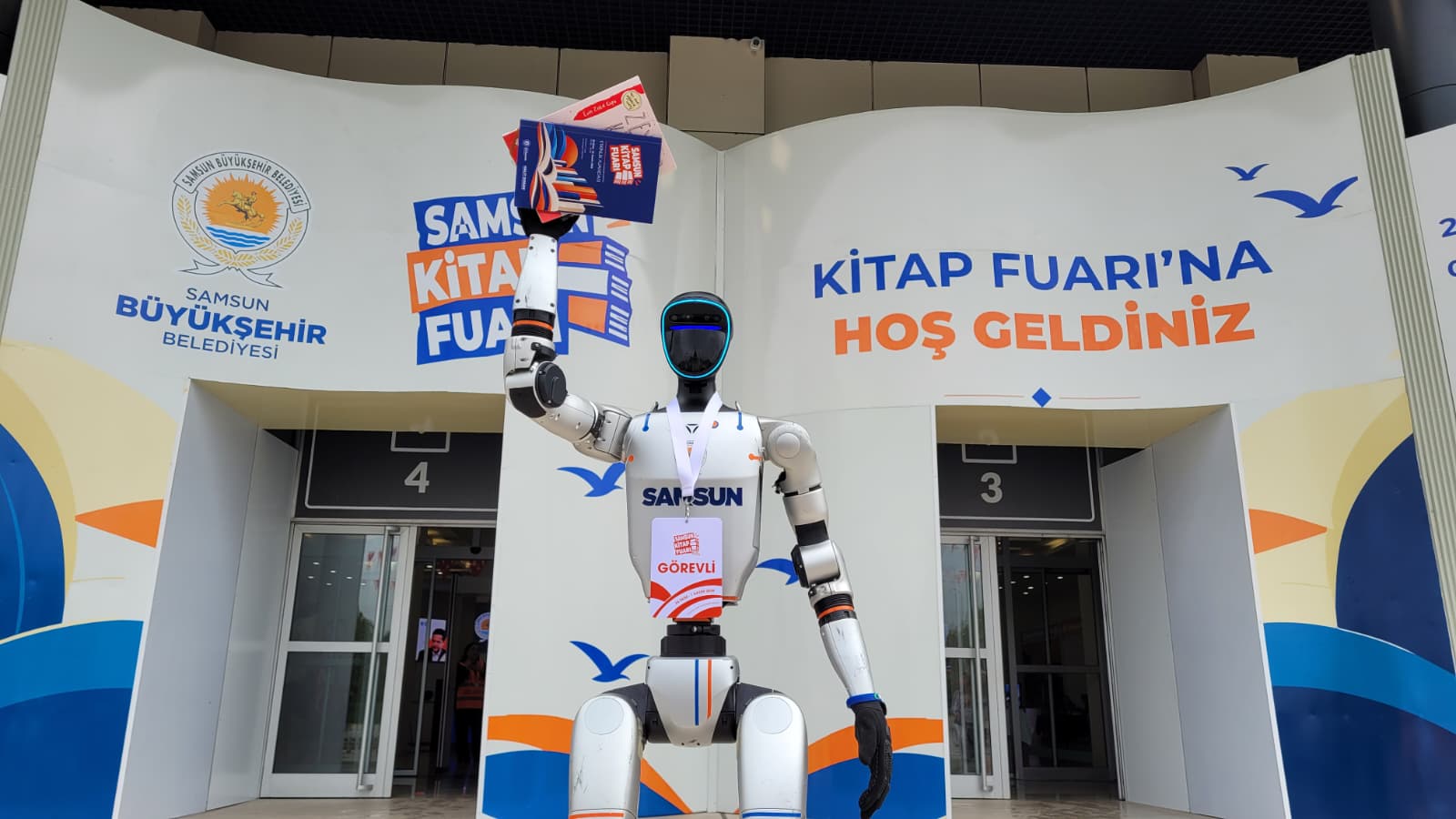 Kitap fuarında teknoloji rüzgarı: İnsansı robot Çakır iş başında