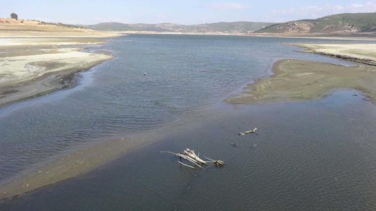 Barajda su seviyesi düştü, eski kara yolu ve köy kalıntıları ortaya çıktı