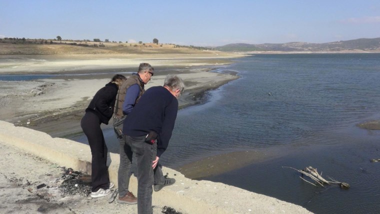 Barajda su seviyesi düştü, eski kara yolu ve köy kalıntıları ortaya çıktı