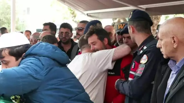 Özel izinle 5 çocuğunun cenazesine gelen babanın görüntüleri kahretti