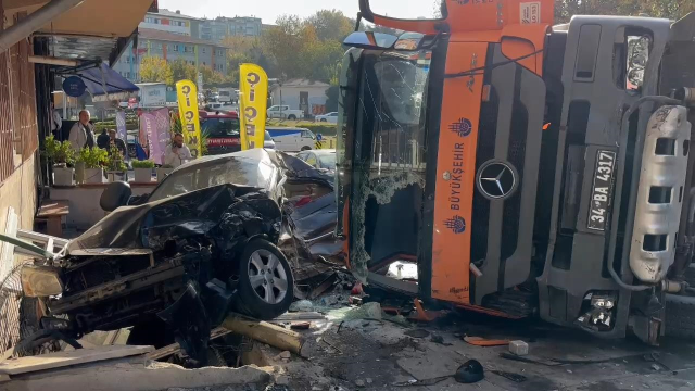 İBB aracı kontrolden çıkarak 8 araca çarptı: 5 yaralı