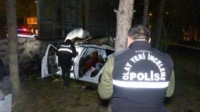 Erzurum'da refüje çarpan otomobil, hastane bahçesine düşüp alev aldı! 3 kişi öldü