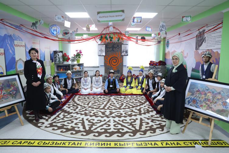 Emine Erdoğan, Kırgızistan'daki Türkiye Maarif Vakfı'nı ziyaret etti
