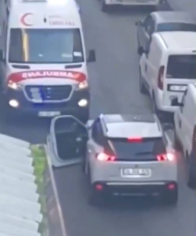 Vakaya giden ambulansı böyle engelledi! Pes dedirten olay anbean kamerada