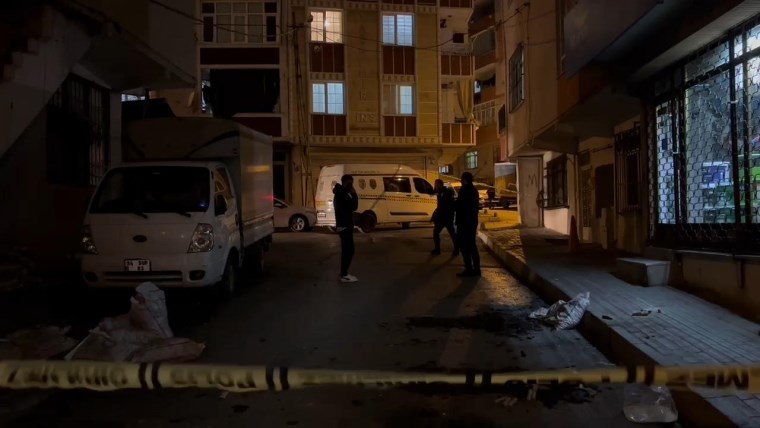 Bağcılar'da bir grup yolu kapattı, EYP ve molotof kokteyli attı