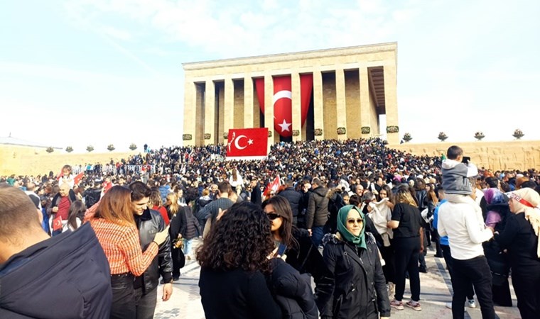 Yurttaşlar Anıtkabir'e akın etti: O'nu kalbimizden silemezler